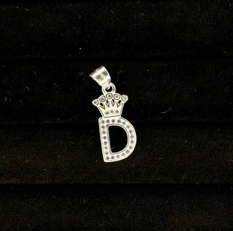 DIJE LETRA "D" ESTILO CORONA 