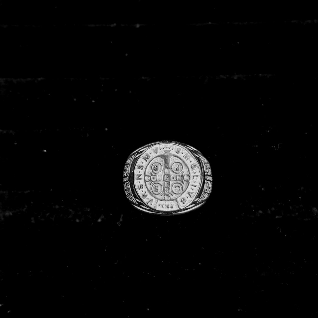 ANILLO DE CABALLERO ESTILO MEDALLA SAN BENITO