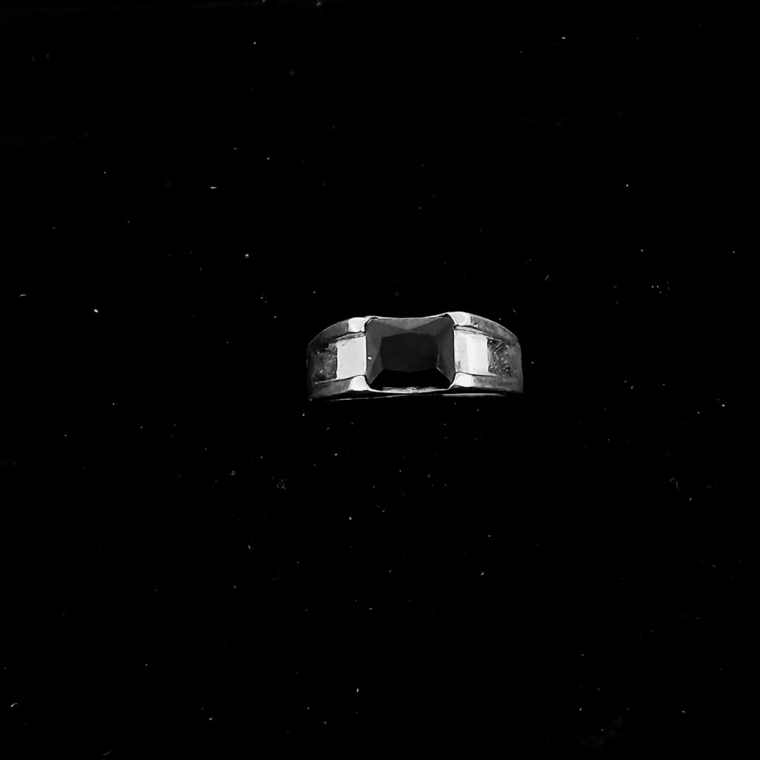 ANILLO DE CABALLERO CON PIEDRA NEGRA