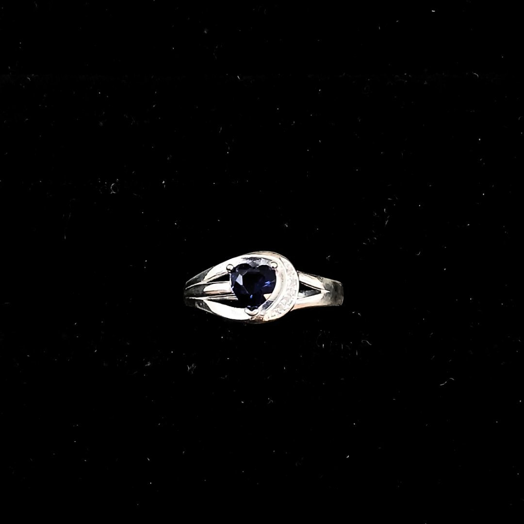 ANILLO ESTILO MEDIA LUNA CON CORAZON AZUL 