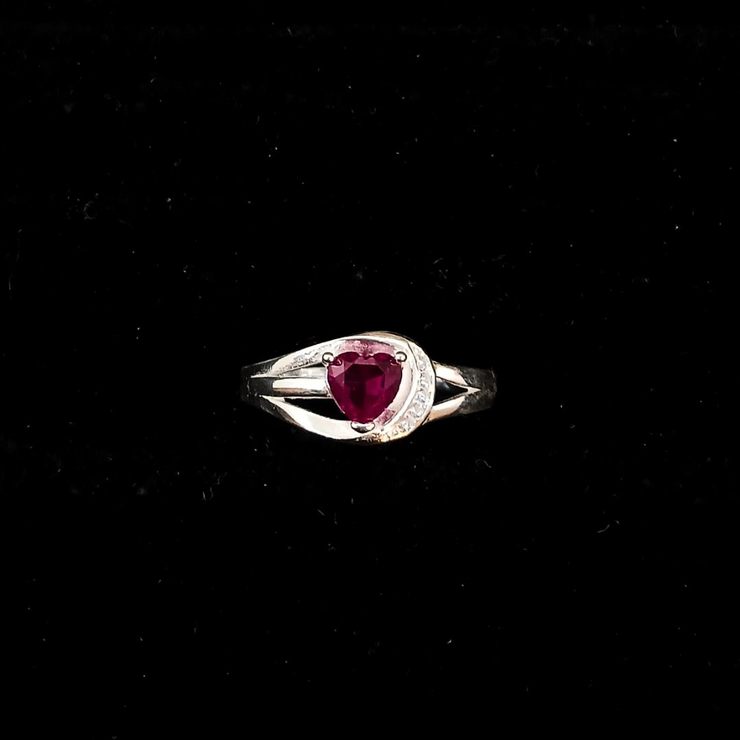 ANILLO ESTILO MEDIA LUNA CON CORAZON FUSCIA