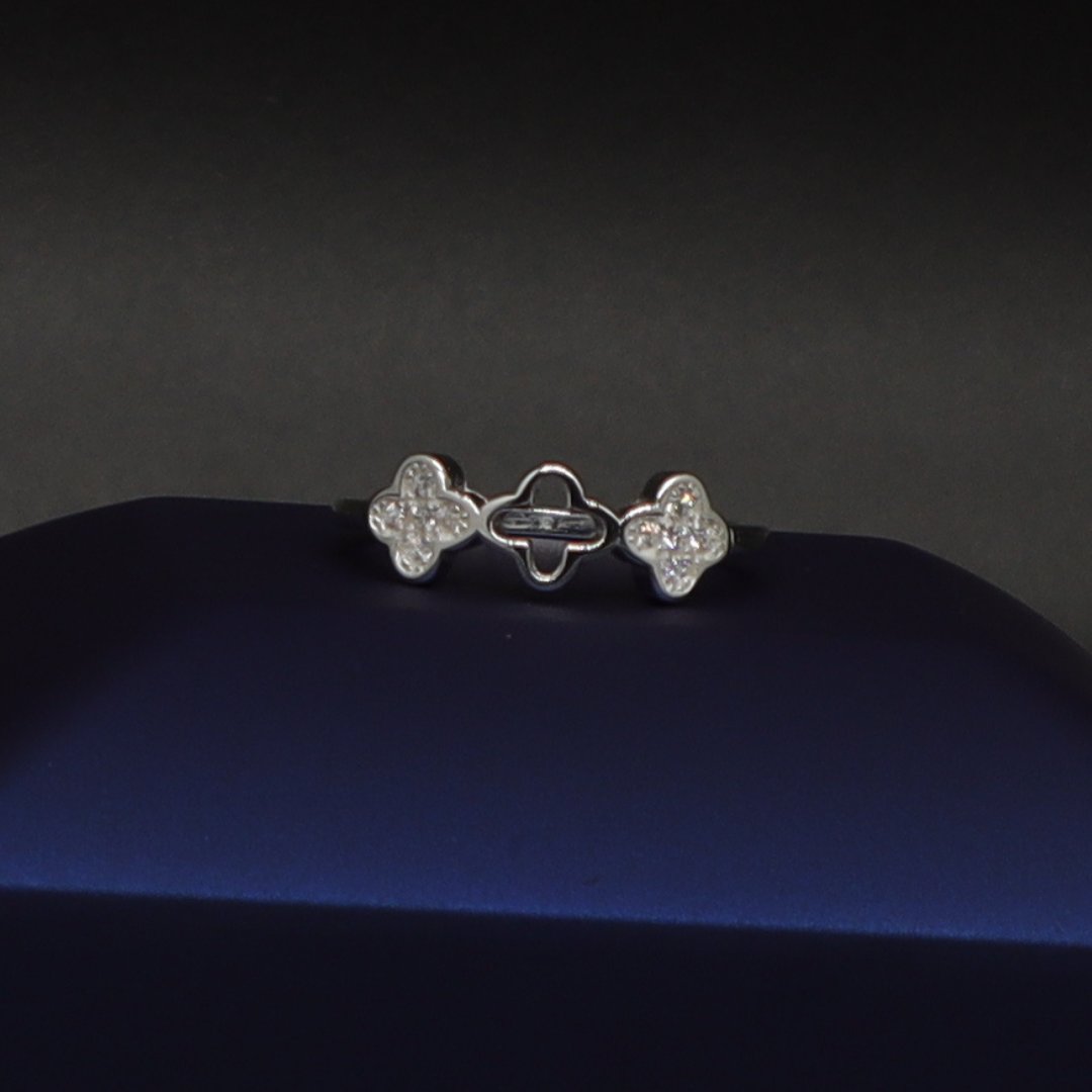 ANILLO DE TRES TREBOLES