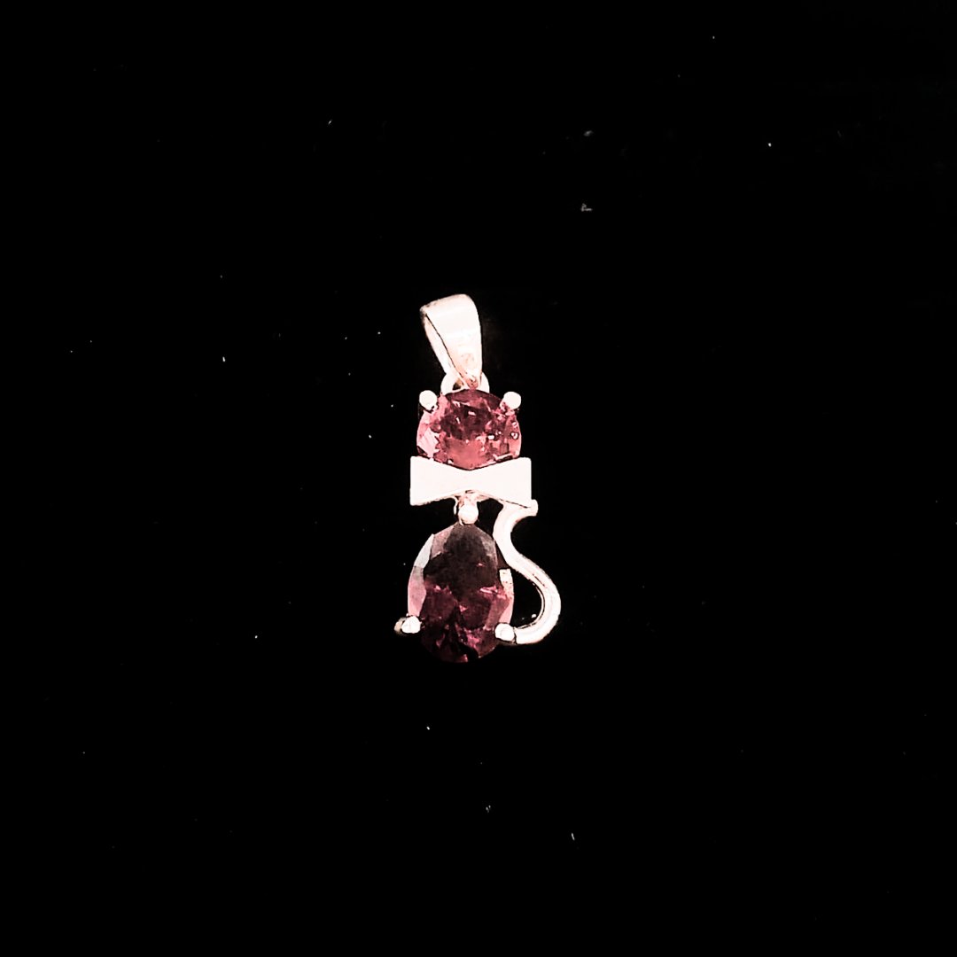 DIJE DE GATITO CON PIEDRA  COLOR ROJO 