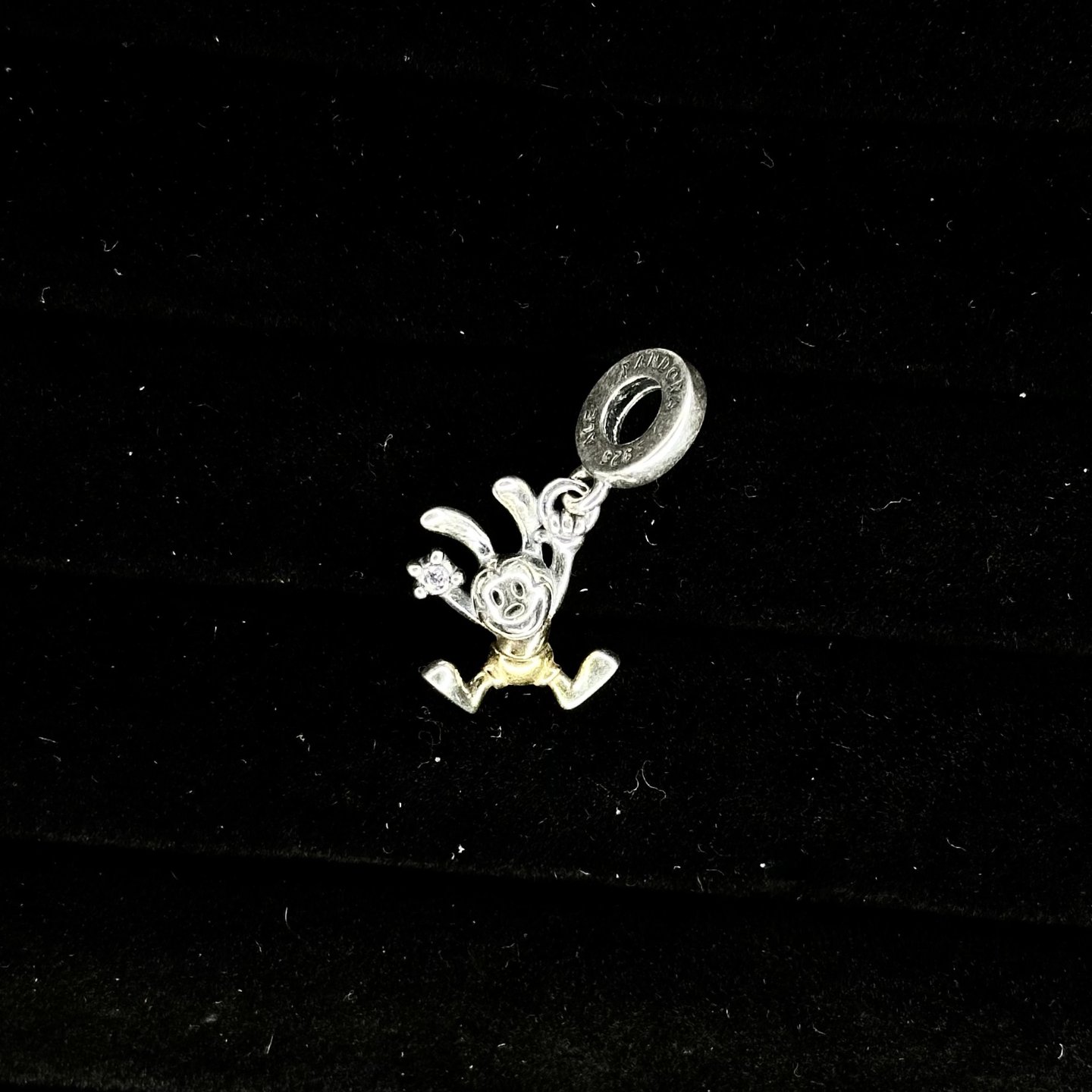 CHARM ESTILO CONEJO 