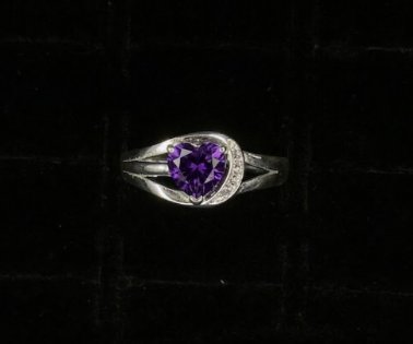 ANILLO DE CORAZON MORADO